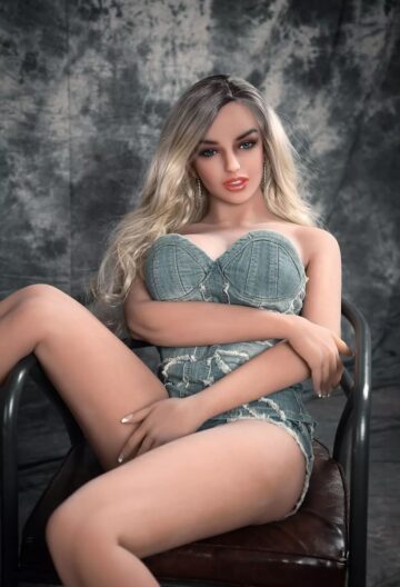 Секс-кукла Charlee сидит на стуле на сером фоне