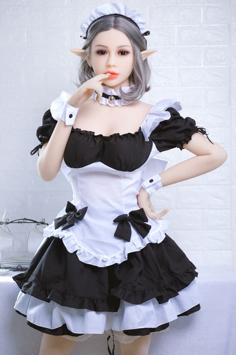 Секс-кукла elyssa - фото 2 | lovedoll Секс-кукла elyssa в костюме горничной с рукой у рта