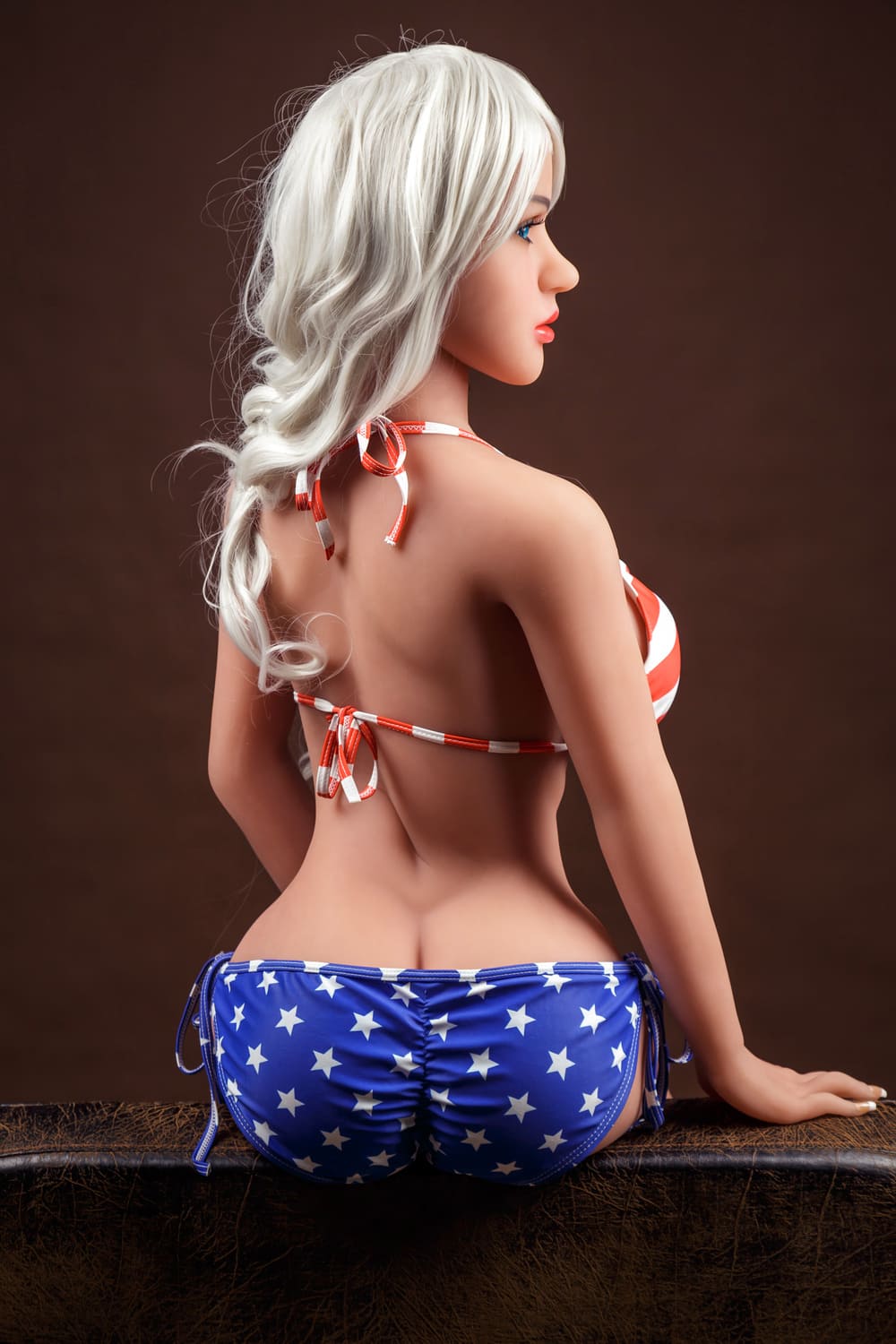 Секс-кукла eva - фото 4 | lovedoll Секс-кукла eva сидит на спинке дивана вид сзади