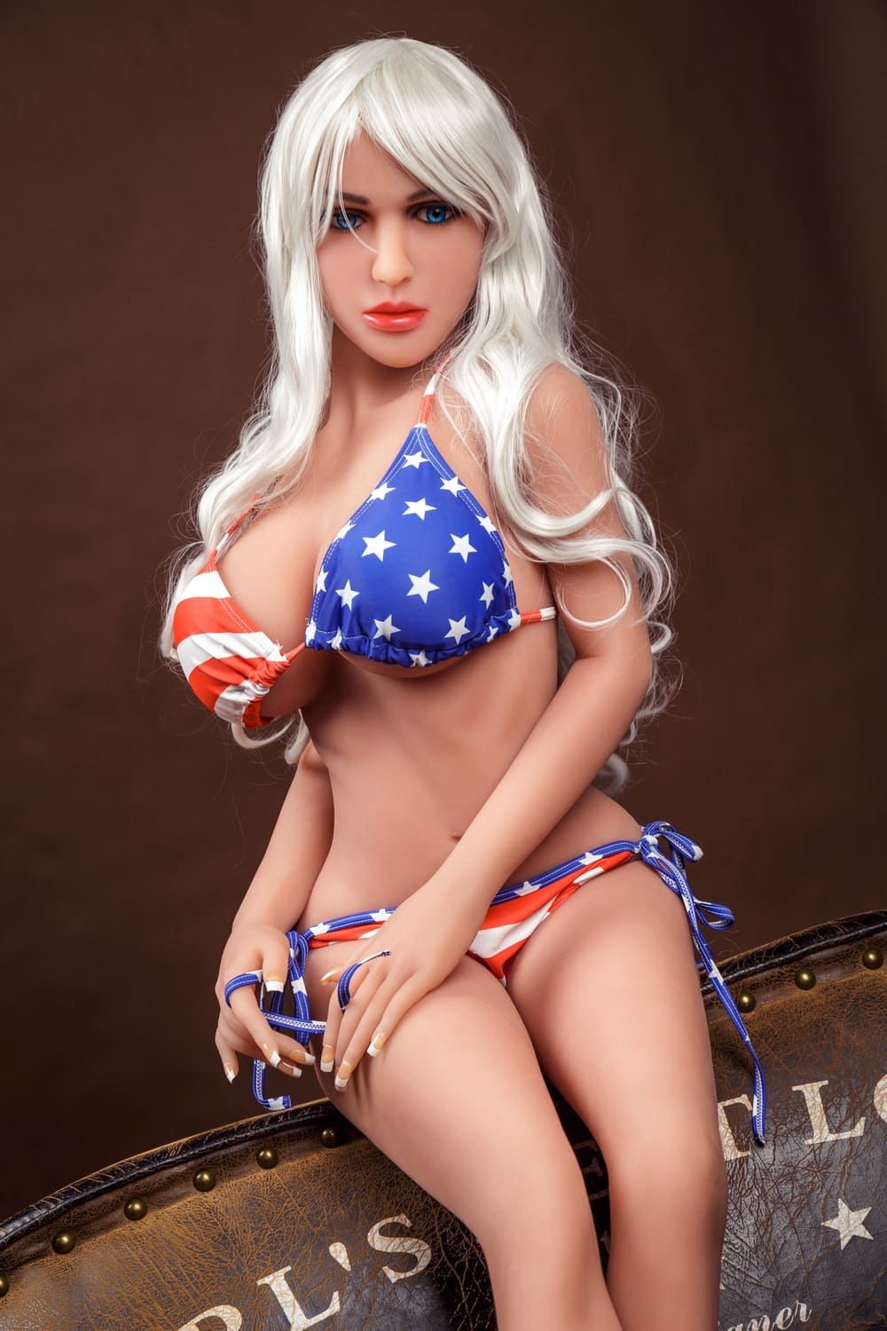 Секс-кукла eva - фото 5 | lovedoll Секс-кукла eva сидит на спинке дивана вид спереди