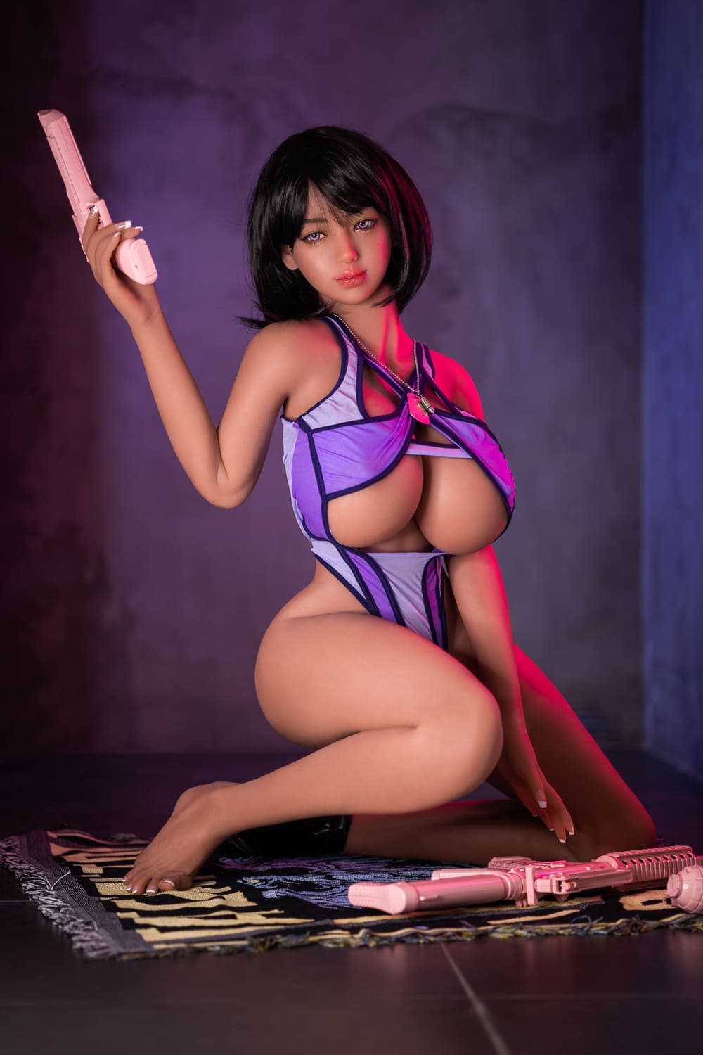 Секс-кукла sofia - фото 19 | lovedoll Секс-кукла sofia сидит с пистолетом в руке
