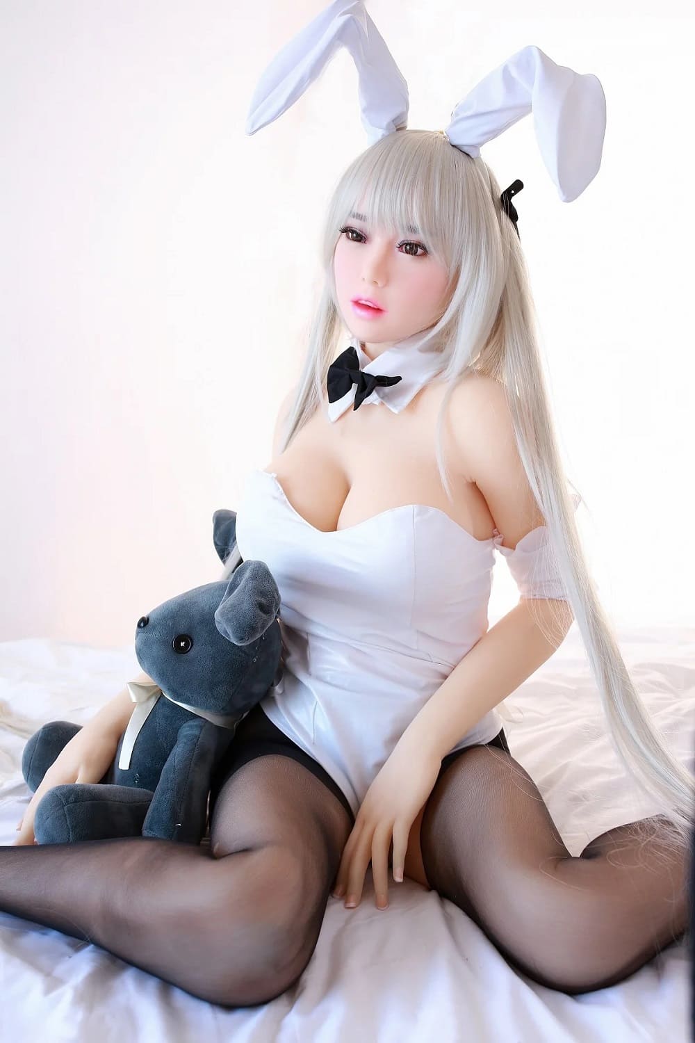 Секс-кукла suzi - фото 1 | lovedoll Секс-кукла suzi с игрушкой в руках