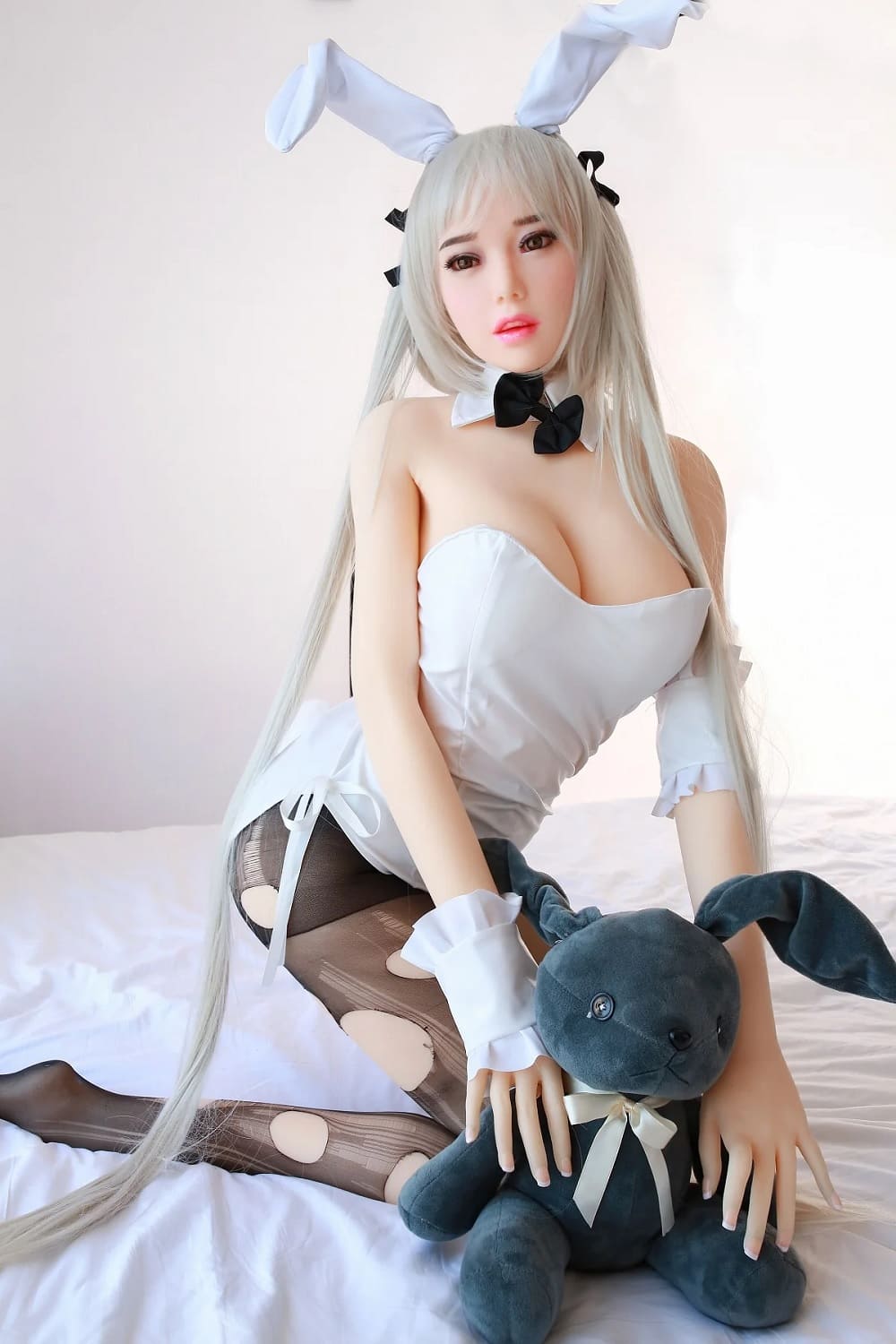 Секс-кукла suzi - фото 4 | lovedoll Секс-кукла suzi сидит на постели с игрушкой