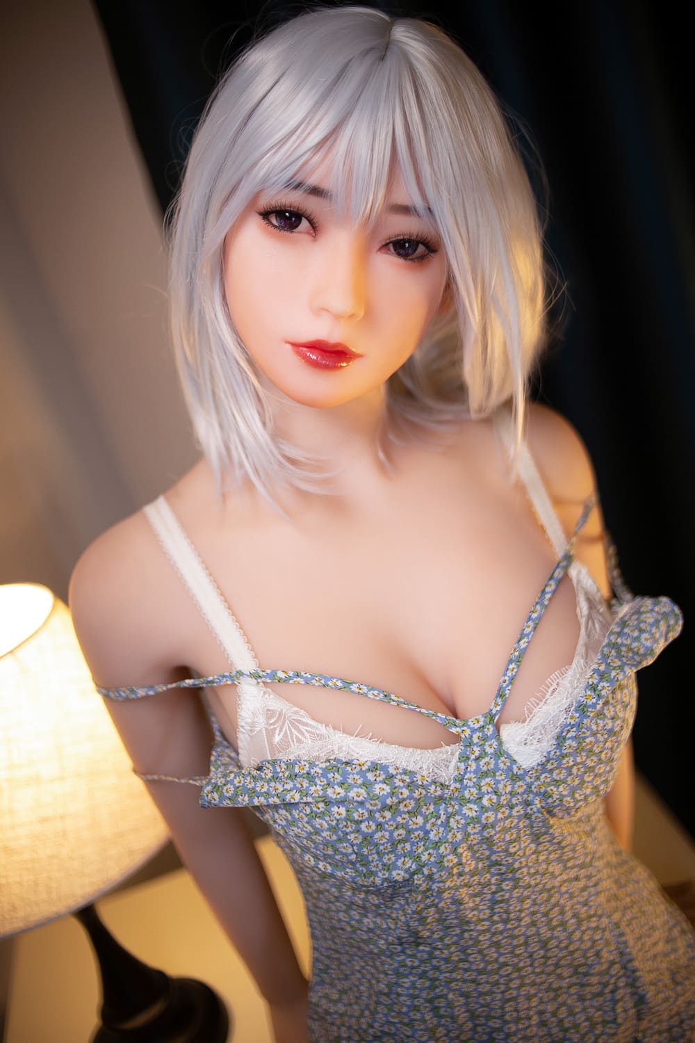 Секс-кукла lucia - фото 3 | lovedoll Секс-кукла lucia держит руки за спиной