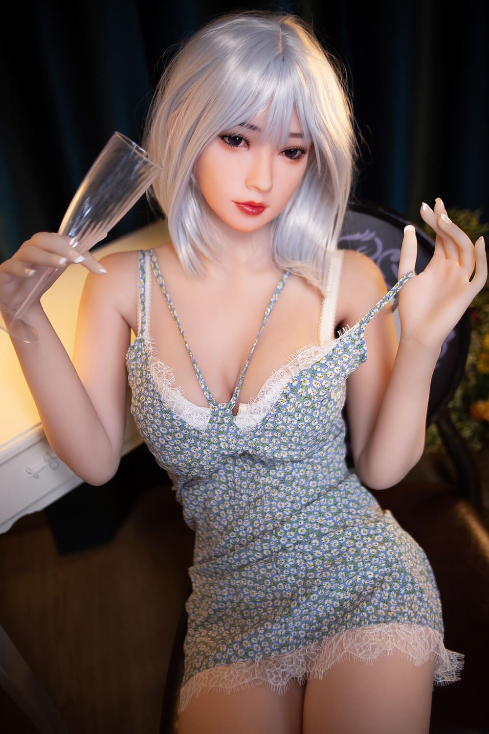Секс-кукла lucia - фото 4 | lovedoll Секс-кукла lucia держит бокал