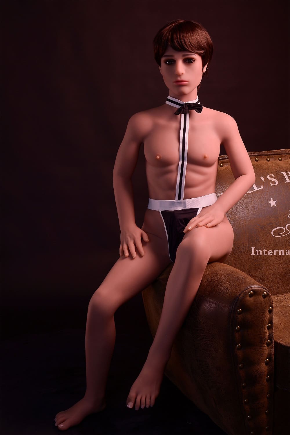 Секс-кукла antone - фото 7 | lovedoll Секс-кукла antone сидит на кожаном диване