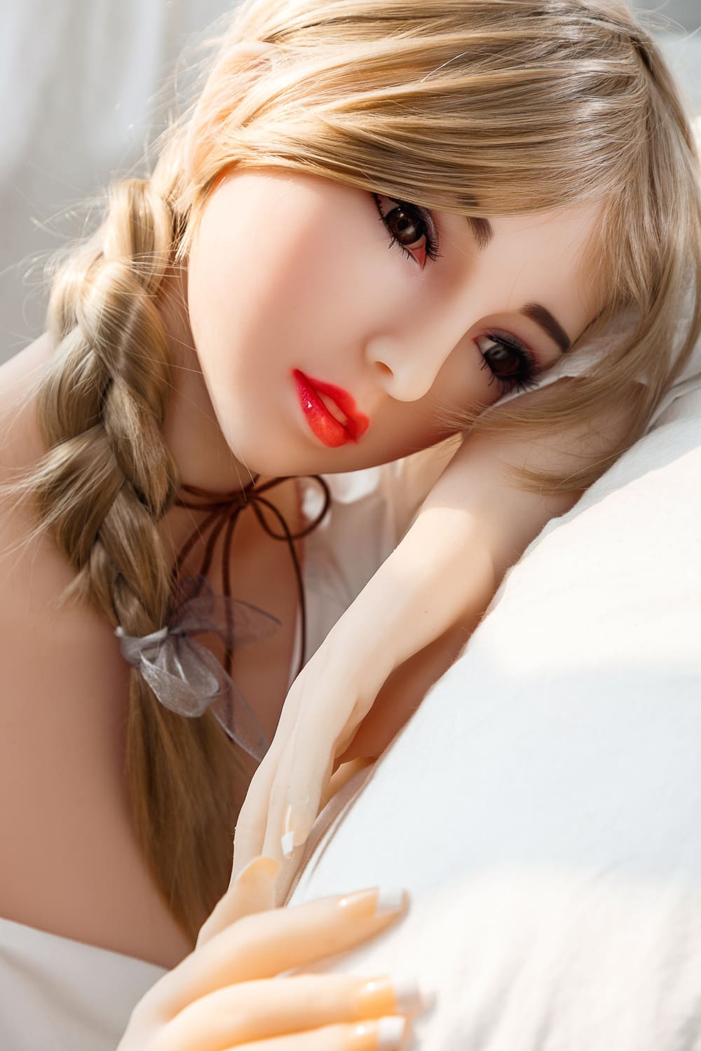 Секс-кукла akisha - фото 8 | lovedoll Секс-кукла akisha голова на подушке
