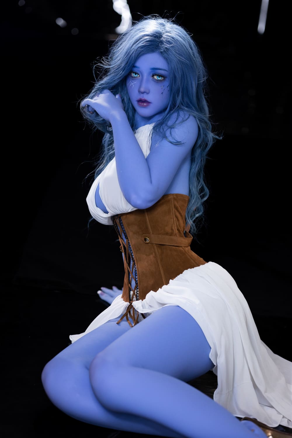 Секс-кукла elowen - фото 10 | lovedoll Секс-кукла elowen держит руку в волосах