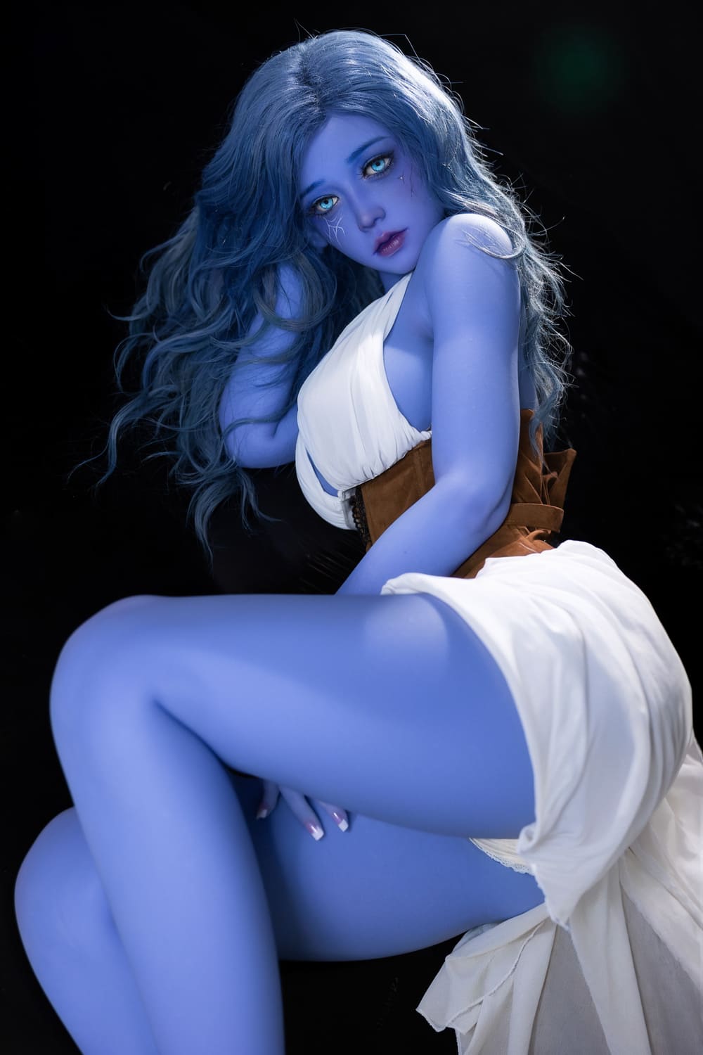 Секс-кукла elowen - фото 11 | lovedoll Секс-кукла elowen держит руку между ног