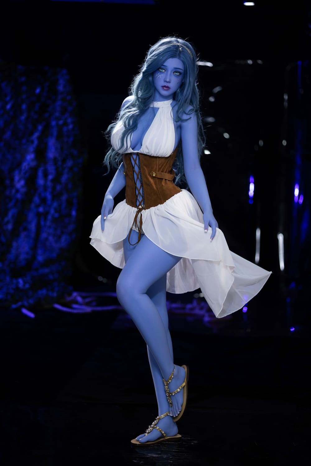 Секс-кукла elowen - фото 4 | lovedoll Секс-кукла elowen стоит в платье