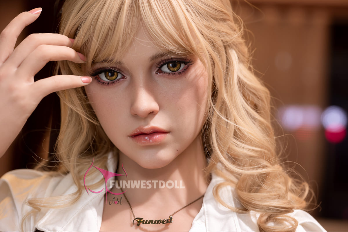 Секс-кукла bell - фото 4 | lovedoll Секс-кукла bell держит руку в волосах