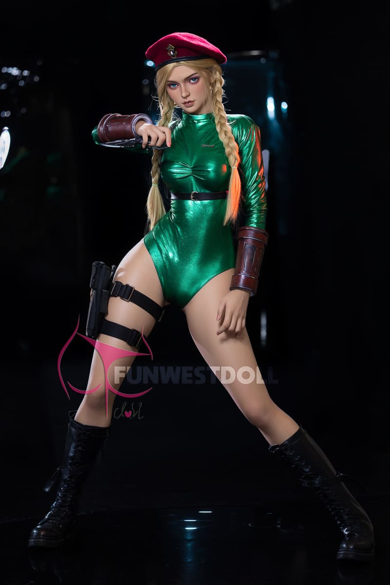 Секс-кукла cammy - фото 24 | lovedoll Секс-кукла cammy стоит с расставленными ногами и держит перед собой
