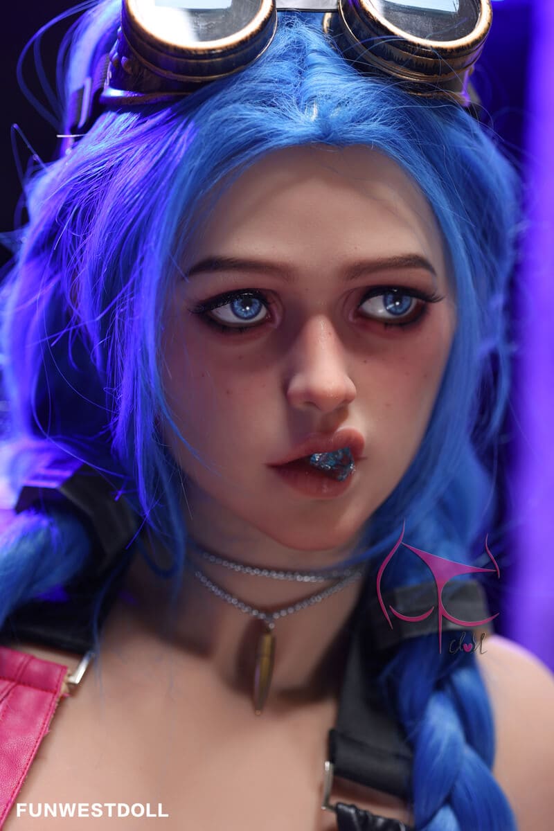 Секс-кукла jinx - фото 13 | lovedoll Секс-кукла jinx держит во рту голубой камень