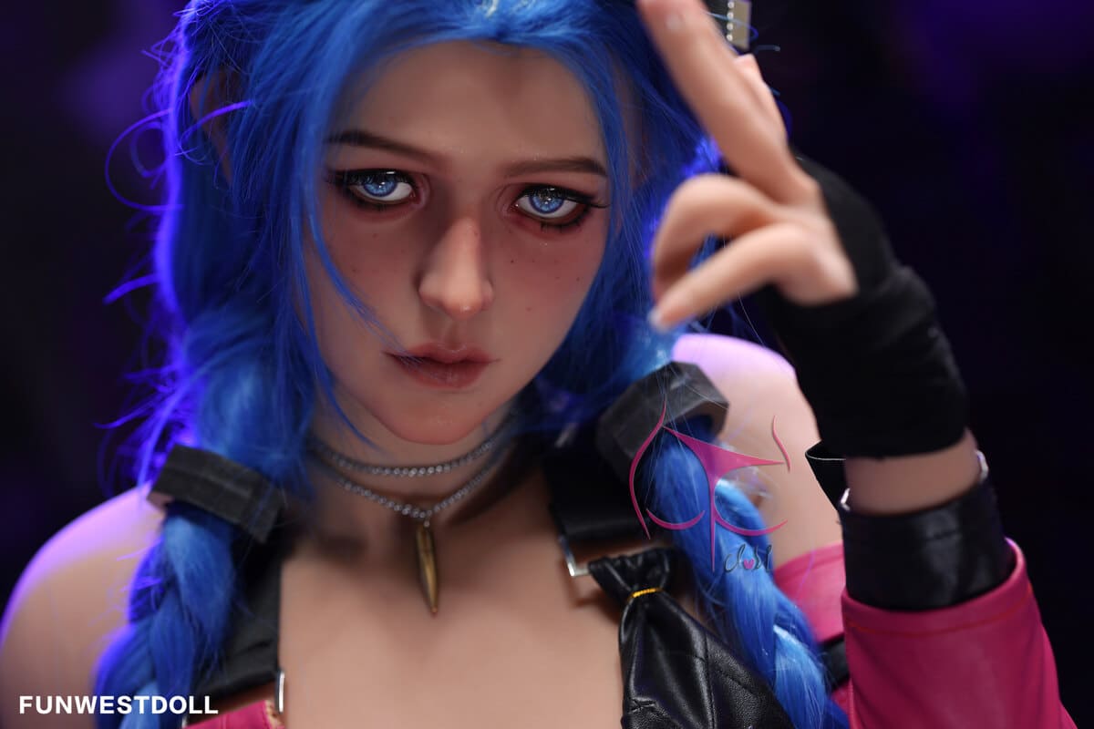 Секс-кукла jinx - фото 22 | lovedoll Секс-кукла jinx держит пальцы у головы
