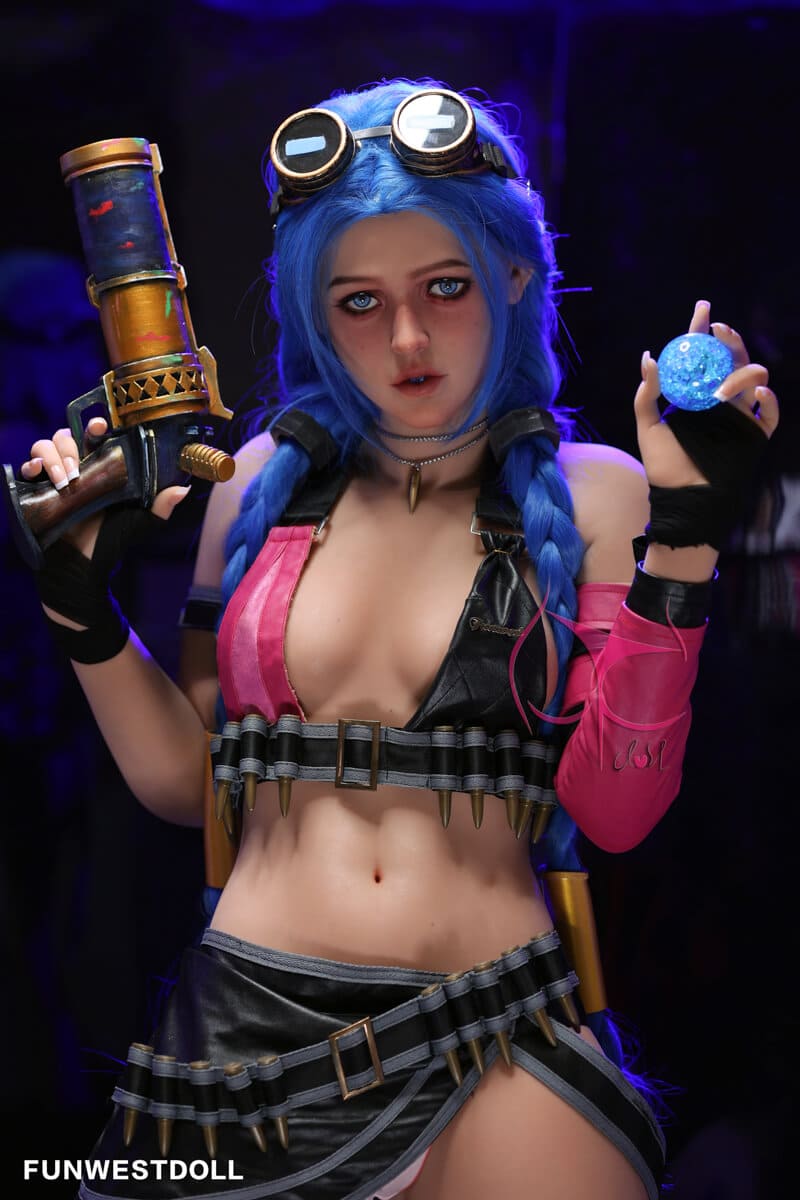 Секс-кукла jinx - фото 3 | lovedoll Секс-кукла jinx держит голубой шар и оружие