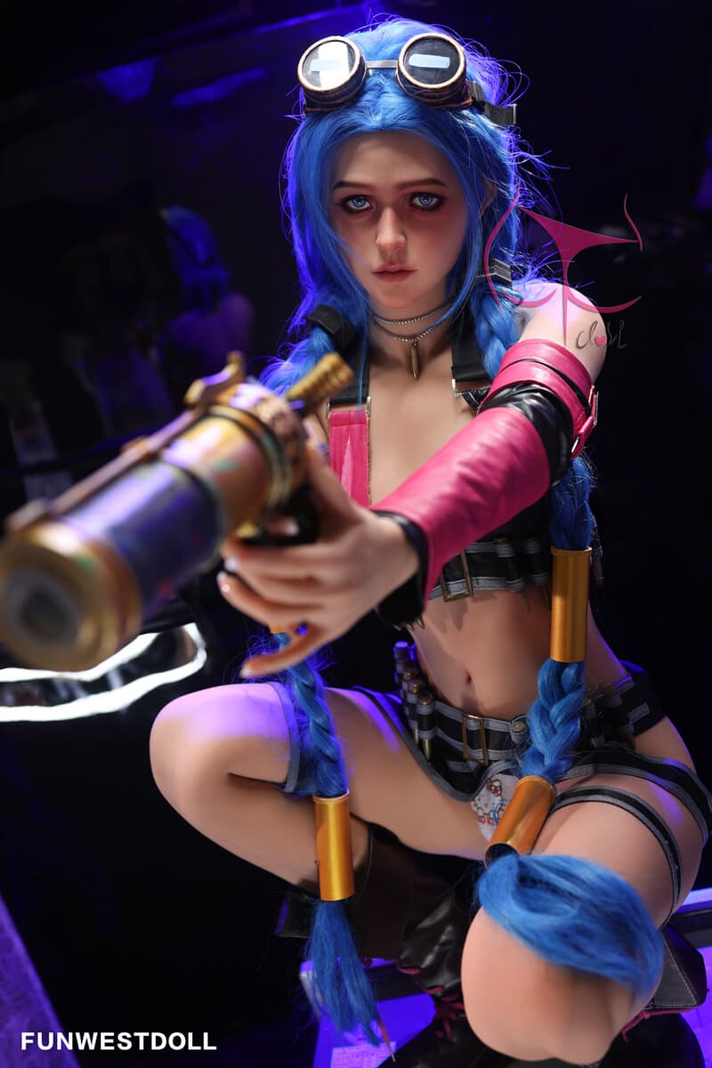 Секс-кукла jinx - фото 5 | lovedoll Секс-кукла jinx держит пистолет в руке