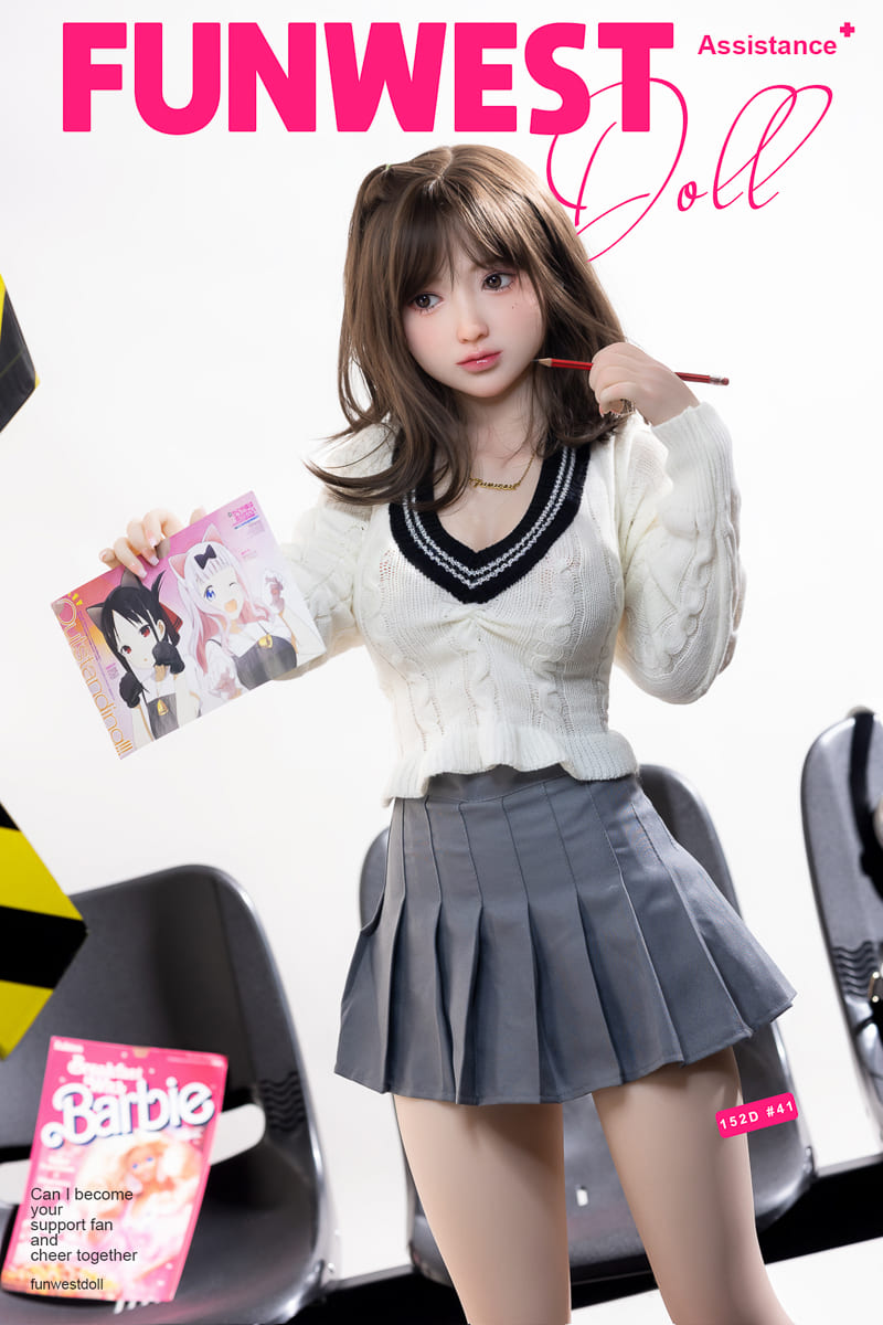 Секс-кукла kimi - фото 3 | lovedoll Секс-кукла kimi держит журнал в руке