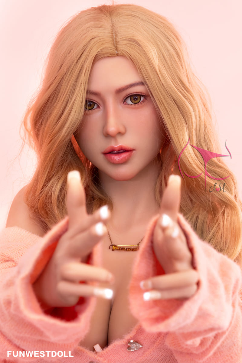 Секс-кукла cameron - фото 1 | lovedoll Секс-кукла cameron держит руки перед собой