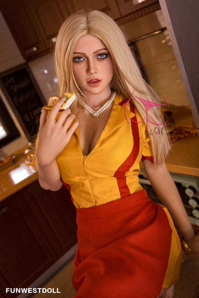 Секс-кукла sophiemina - фото 6 | lovedoll Секс-кукла sophiemina держит пиццу в руке