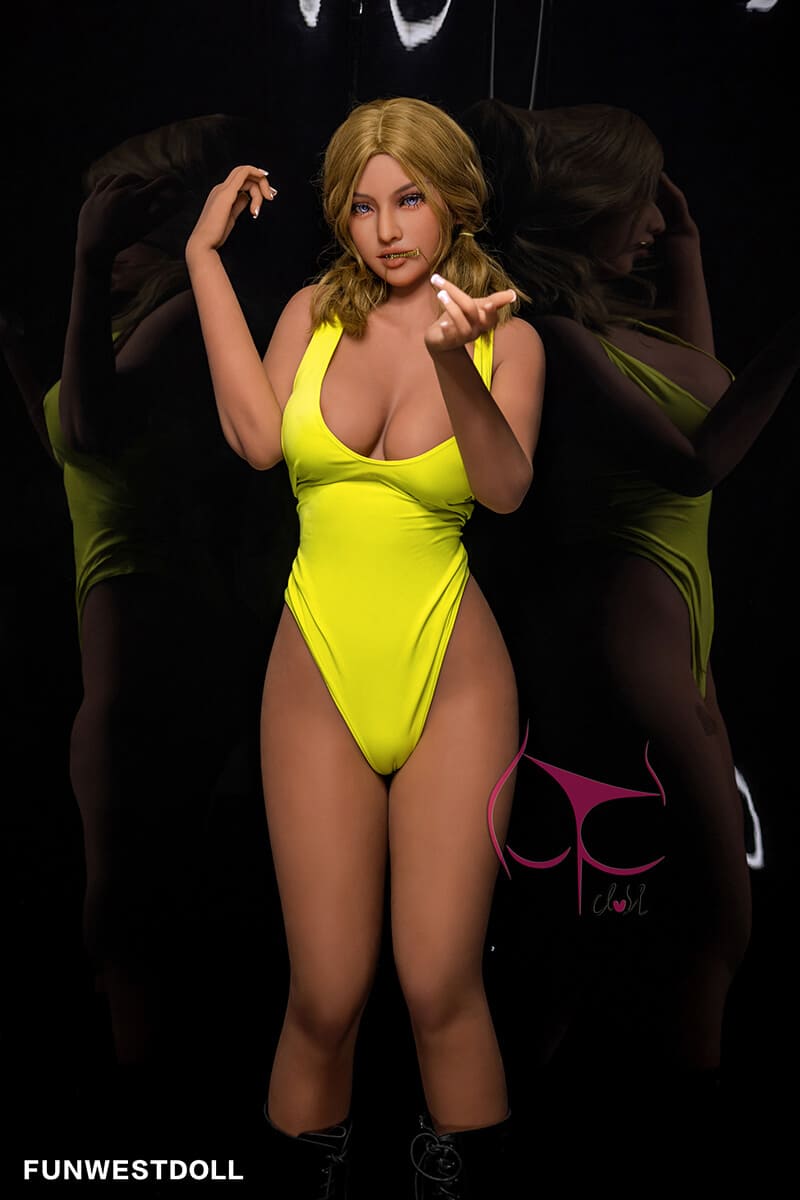 Секс-кукла roxy - фото 4 | lovedoll Секс-кукла roxy держит во рту подвеску