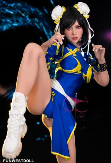 Секс-кукла Chun_Li в боевой позе