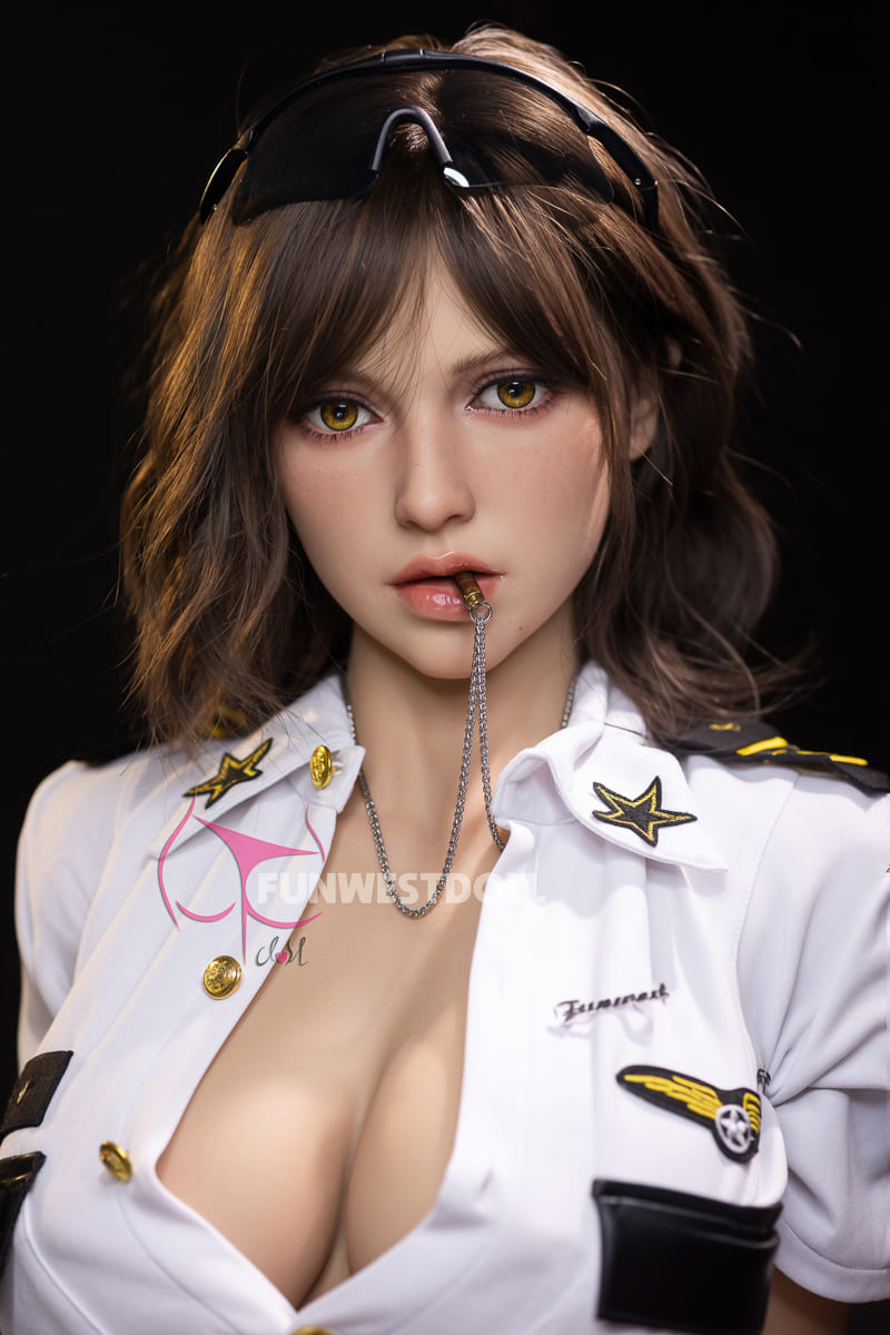 Секс-кукла sunnie - фото 6 | lovedoll Секс-кукла sunnie держит кулон во рту