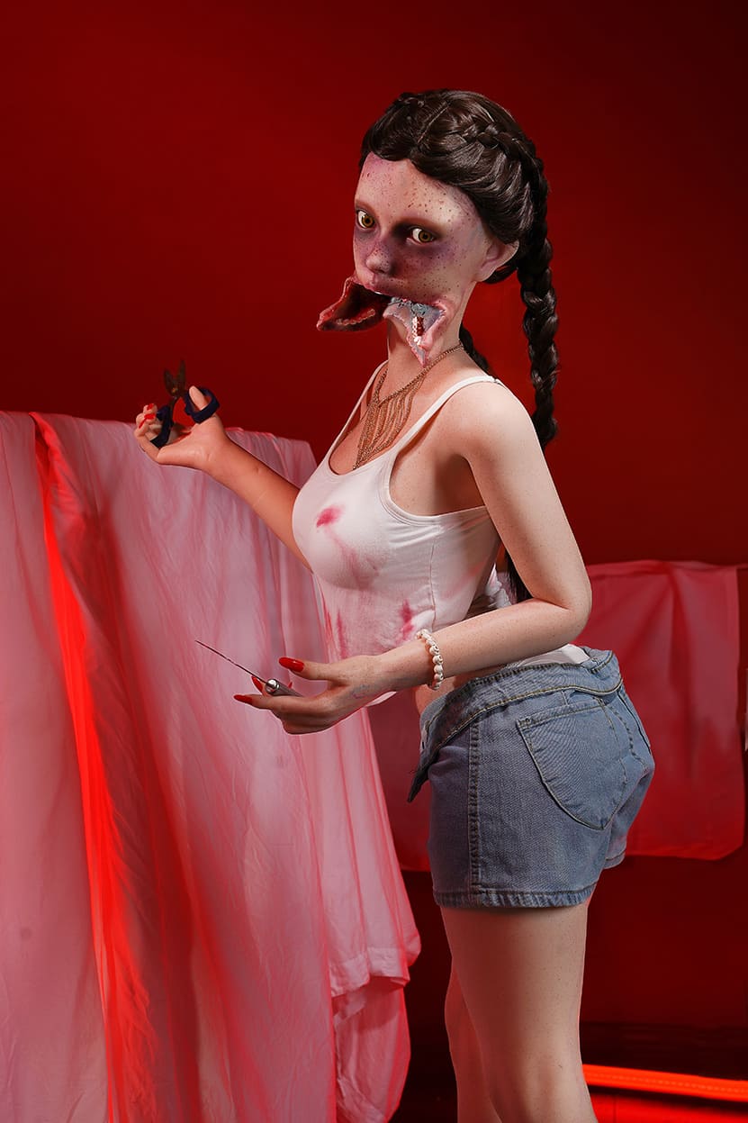 Секс-кукла zombiella - фото 7 | lovedoll Секс-кукла zombiella держит нож и ножницы