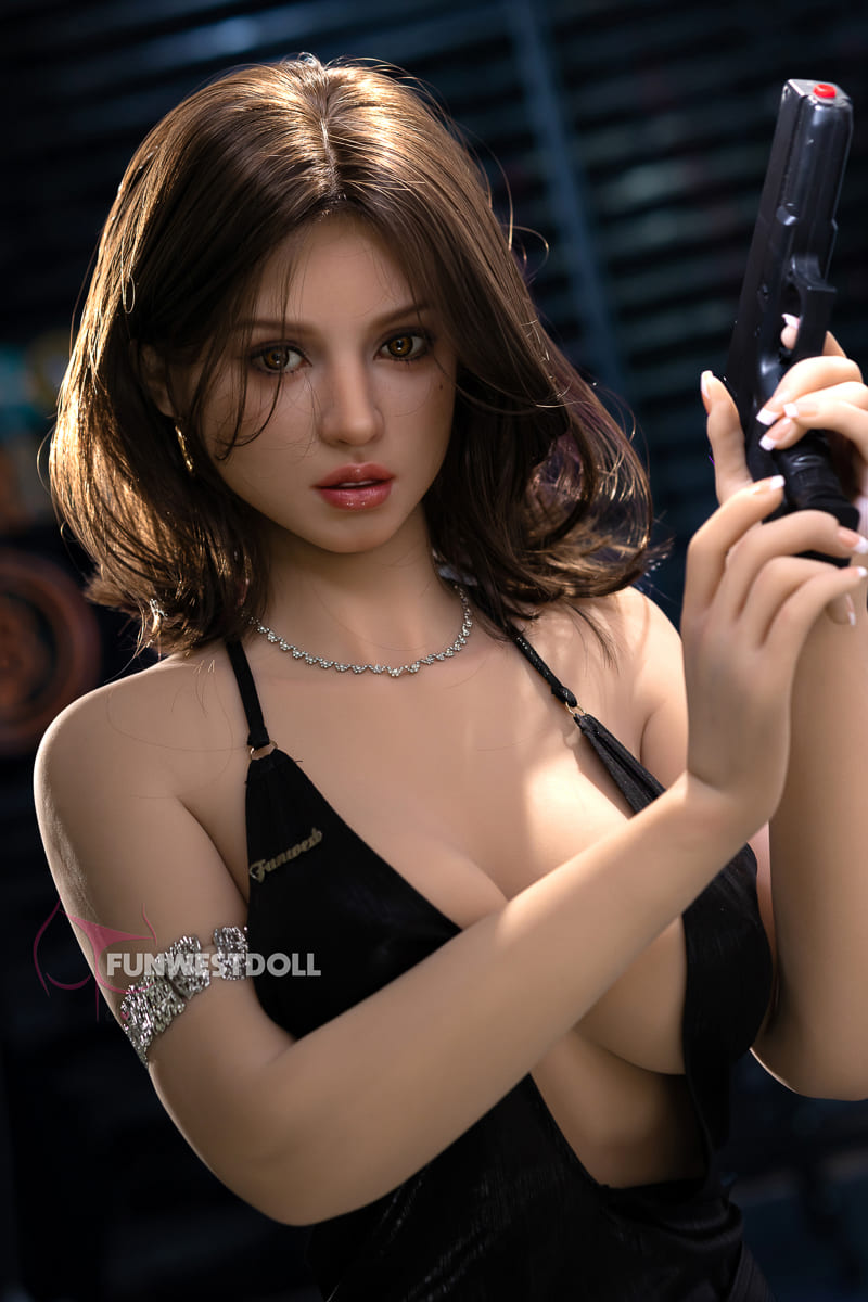 Секс-кукла lyra - фото 7 | lovedoll Секс-кукла lyra держит пистолет в руке