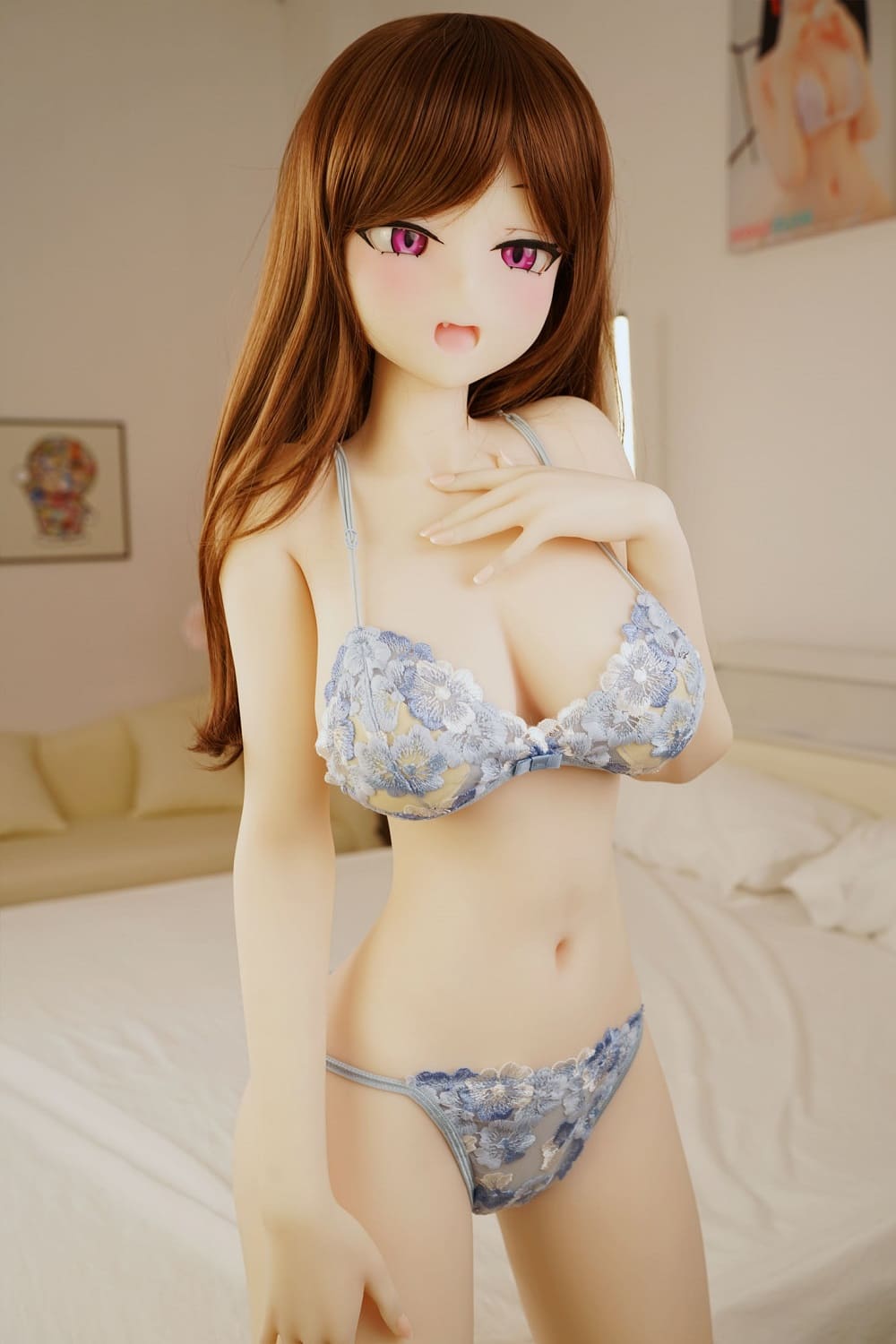 Секс-кукла hanae - фото 7 | lovedoll Секс-кукла hanae стоит в нижнем белье возле кровтаи