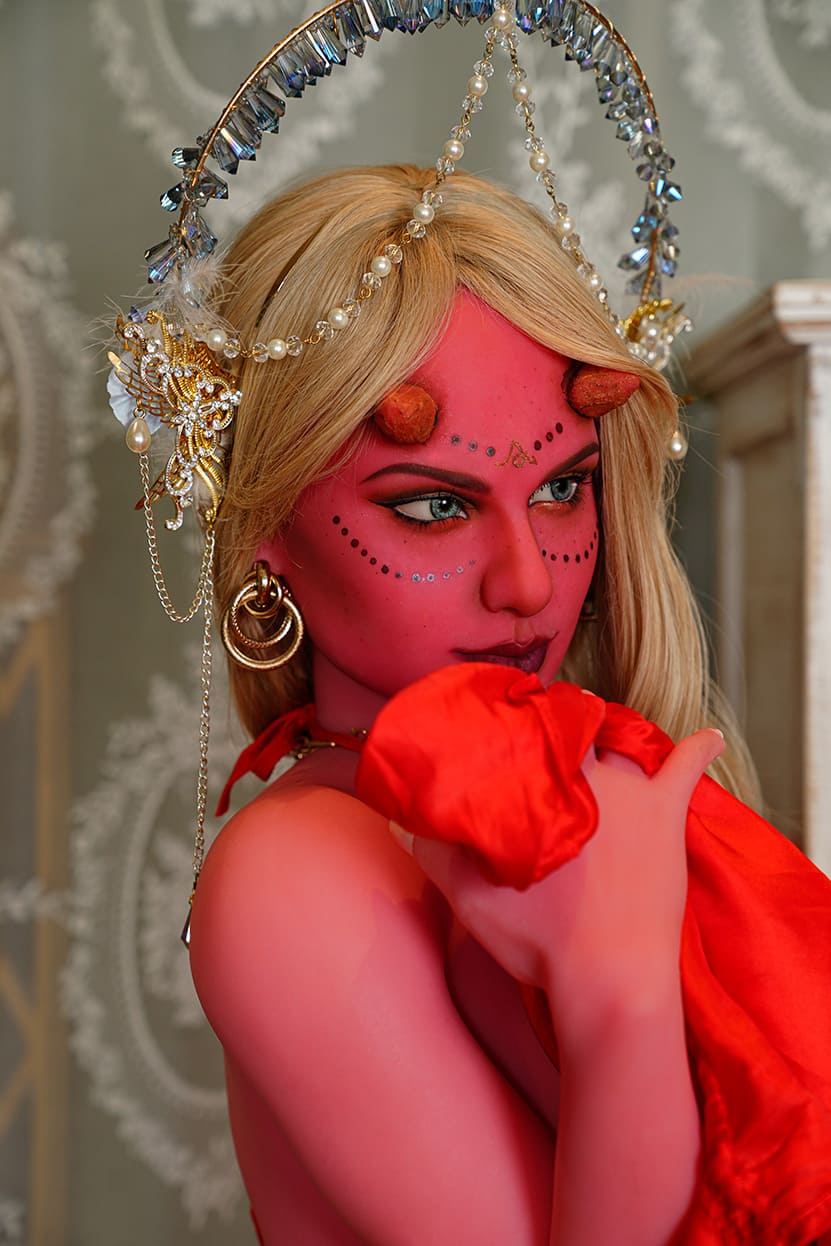 Секс-кукла maisy - фото 10 | lovedoll Секс-кукла maisy держит красный плащ в руке