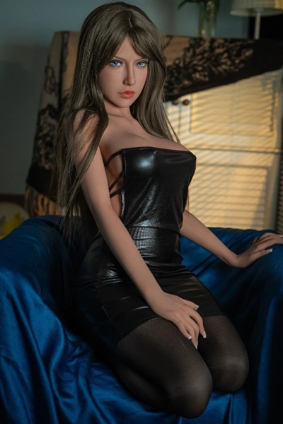 Секс-кукла klara - фото 4 | lovedoll Секс-кукла klara сидит в черном коротком платье