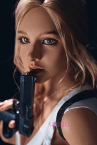 Секс-лялька kirsten з пістолетом біля рота
