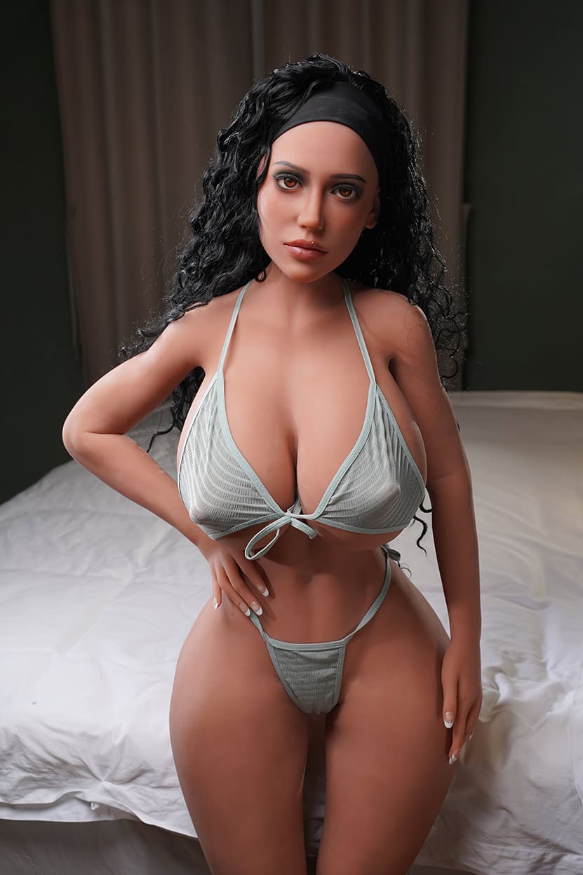 Секс-кукла ashante - фото 3 | lovedoll Секс-кукла ashante стоит у кровати