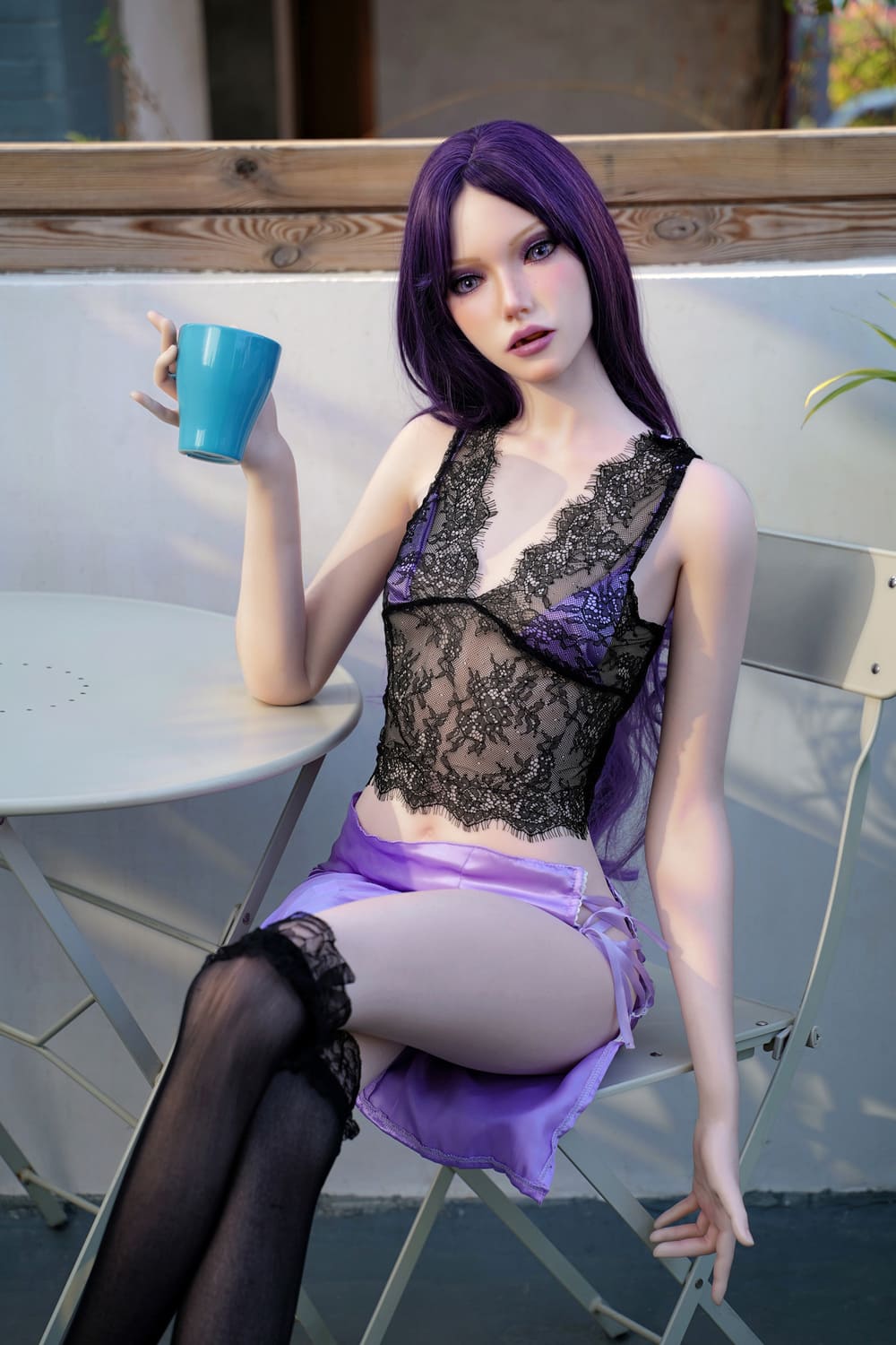 Секс-кукла natali - фото 6 | lovedoll Секс-кукла natali держит голубой стакан в руке