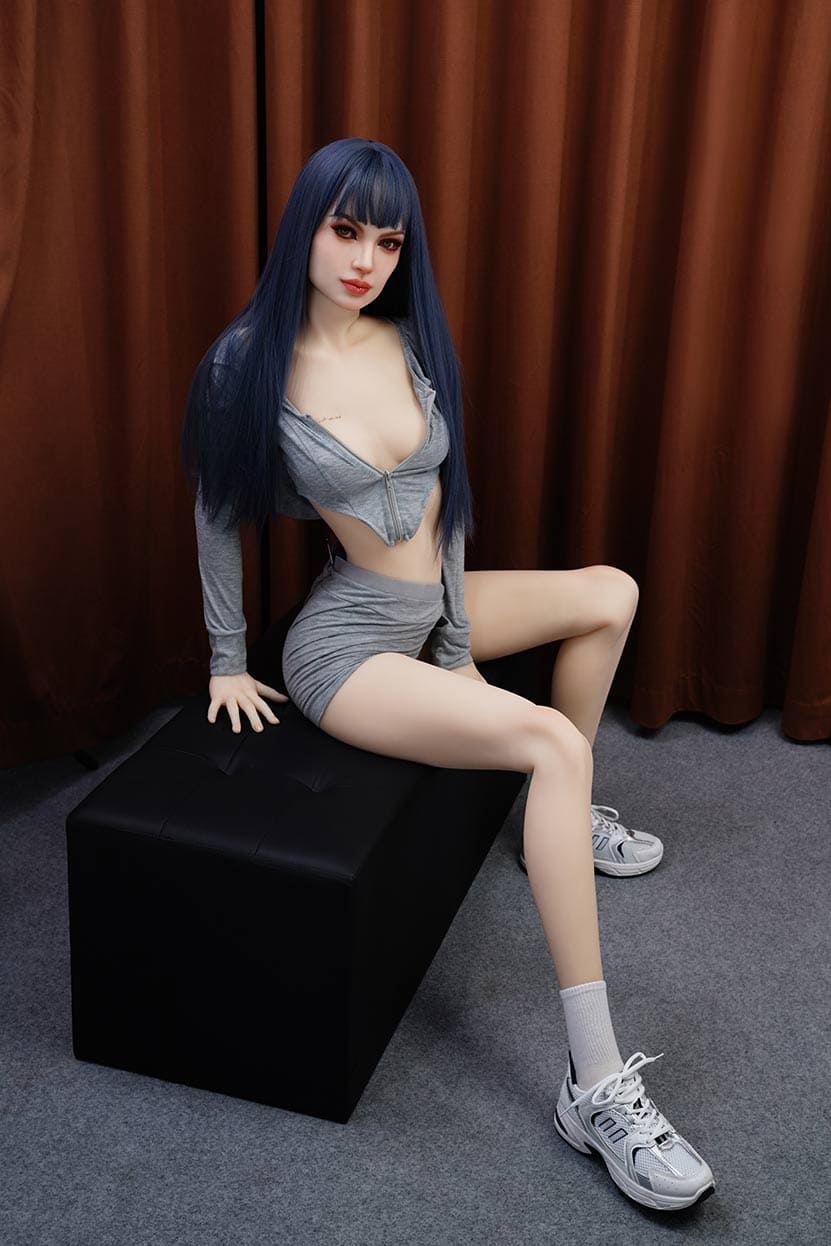 Секс-кукла shadow - фото 12 | lovedoll Секс-кукла shadow сидит на черном пуфе