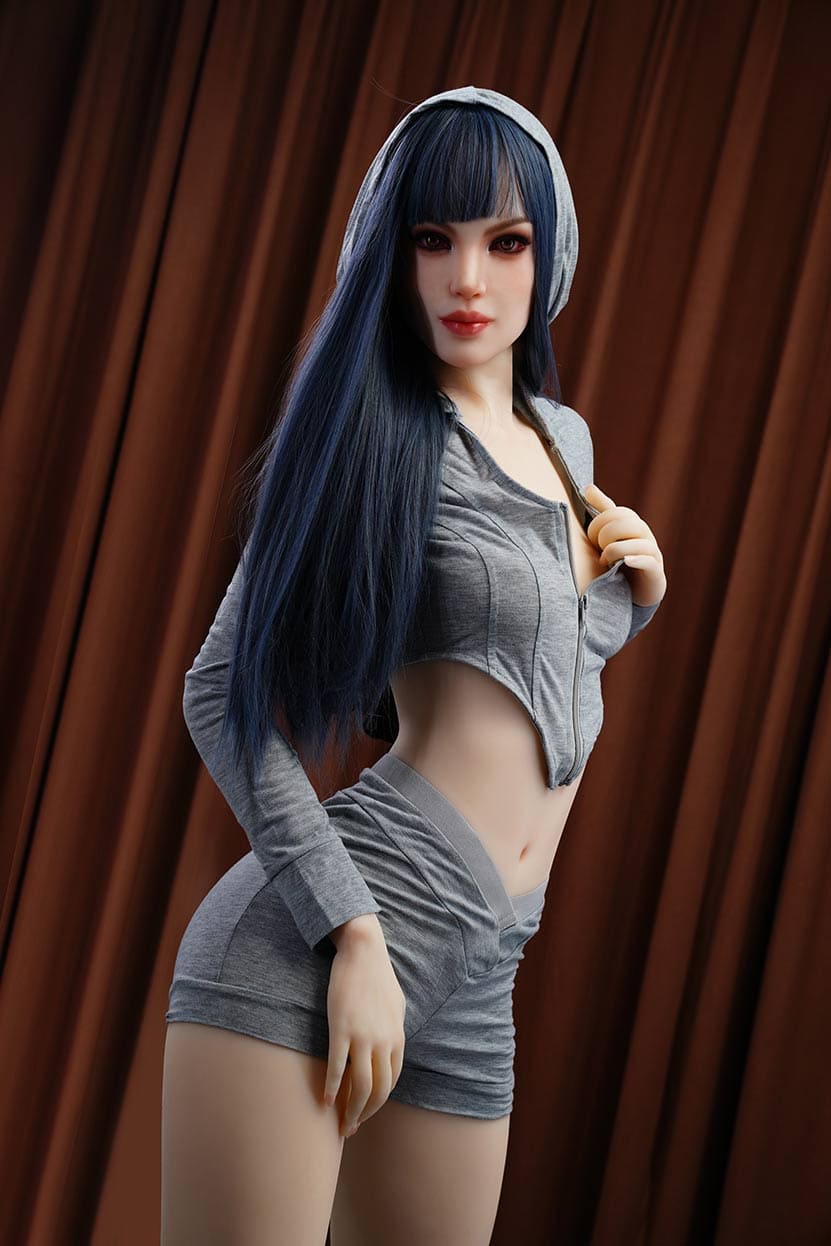 Секс-кукла shadow - фото 8 | lovedoll Секс-кукла shadow стоит в капюшоне